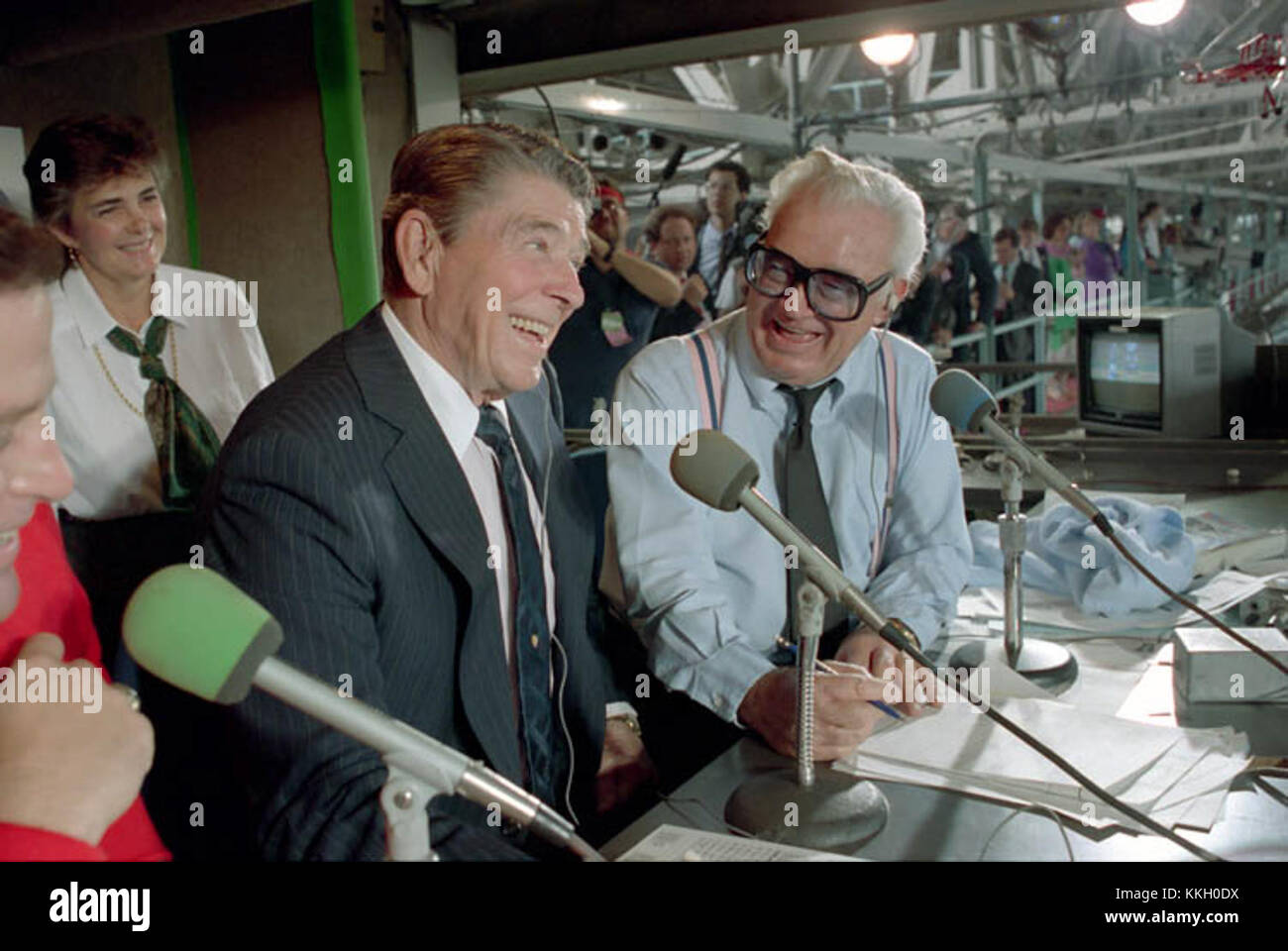 Le 30 septembre 1988, le président Ronald Reagan assiste à un match de baseball des Chicago Cubs vs Pittsburgh Pirates au Wrigley Field de Chicago, assis dans la boîte de presse avec le légendaire scaster Harry Caray. Banque D'Images