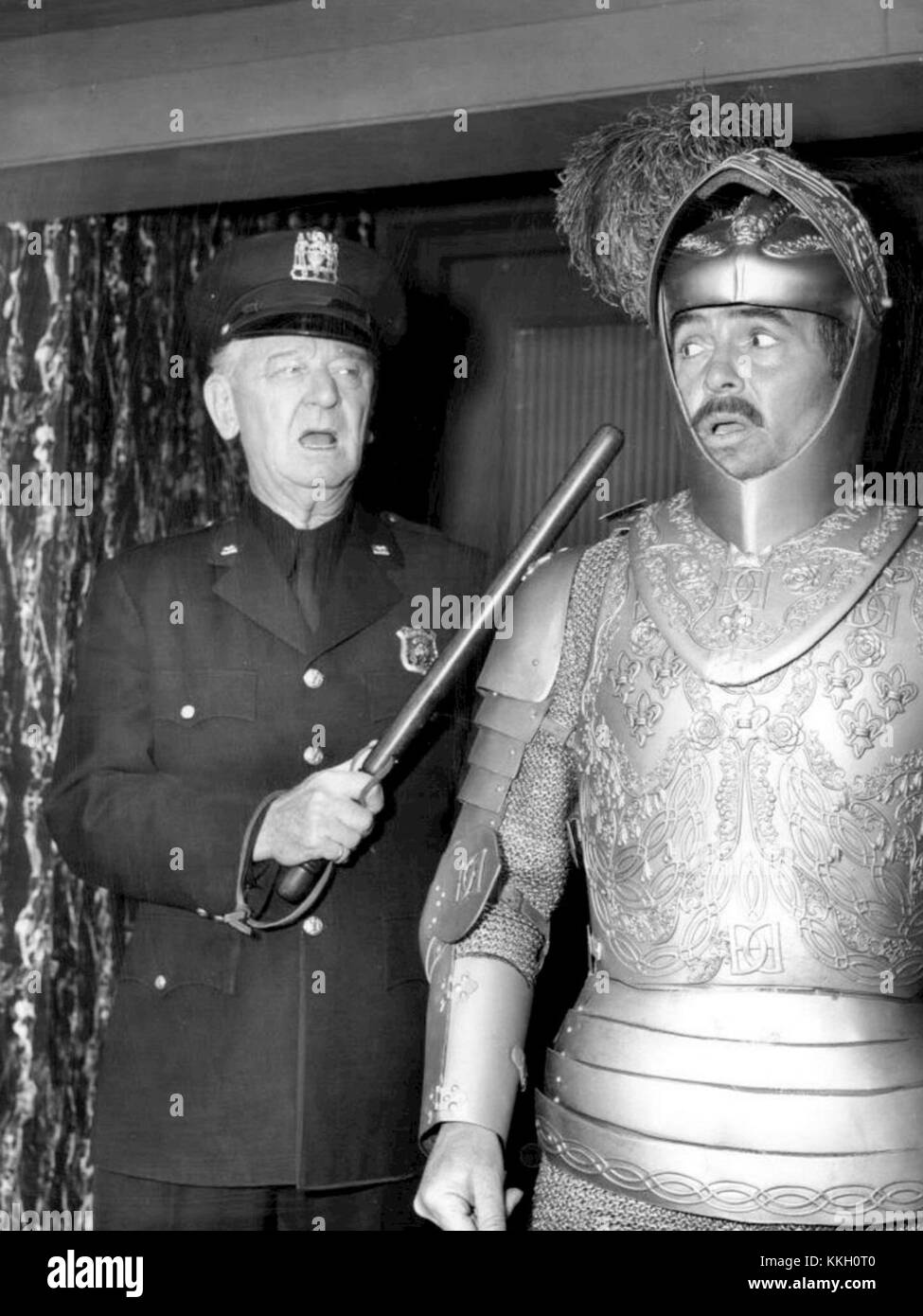 James Burke et James Mason sont apparus dans le du Pont Show en 1960, une émission télévisée qui mettait en vedette des personnalités notables et faisait partie de la culture du divertissement de l'époque. Banque D'Images