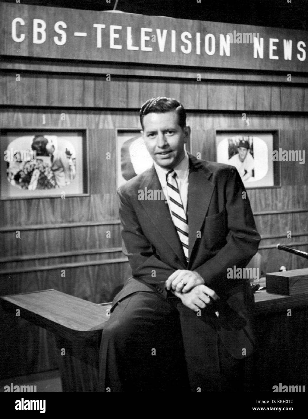 Douglas Edwards, présentateur de CBS, a présenté la nouvelle en 1952, devenant l'une des personnalités de la télévision les plus reconnues des premières années de l'actualité américaine. Banque D'Images