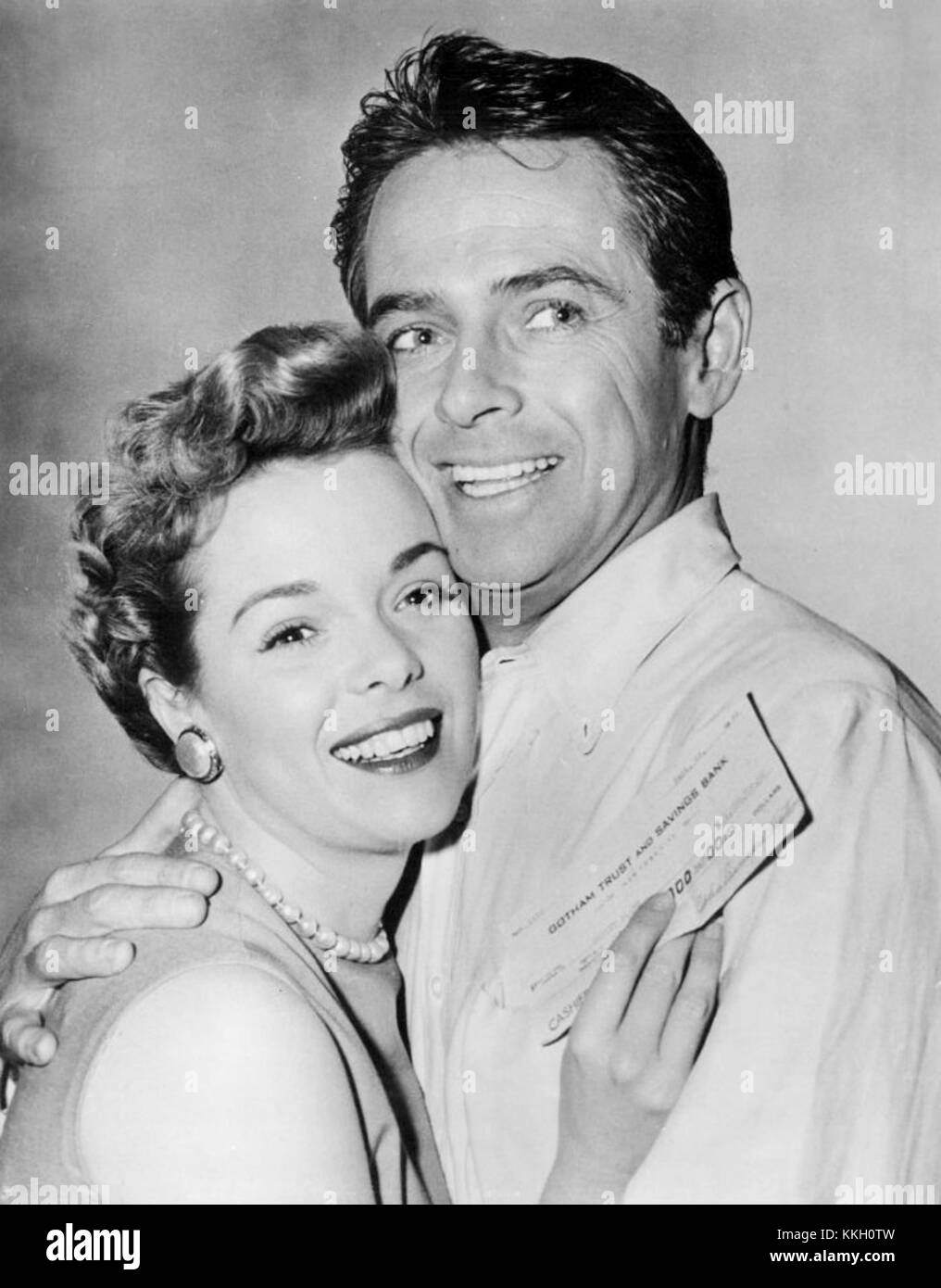 Une photo du film de 1955 'The Millionaire' mettant en vedette Nancy Gates et John Hudson. L'image met en évidence les acteurs clés et l'esthétique vintage du film. Banque D'Images