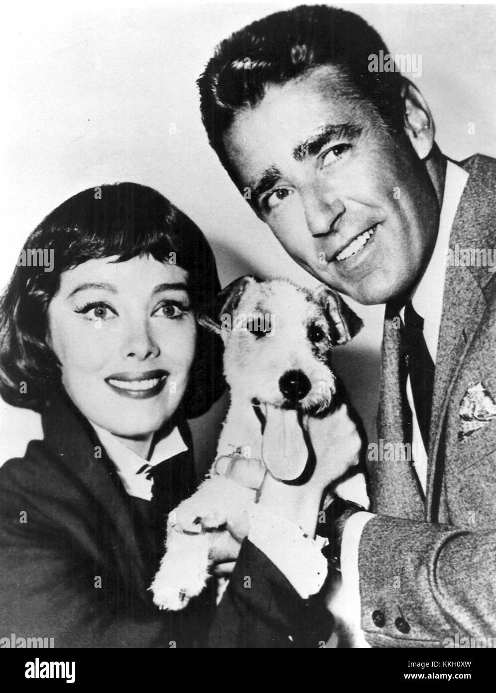 Phyllis Kirk, Asta et Peter Lawford ont joué ensemble dans le film classique de 1957 *The Thin Man*. Ce film reste un exemple significatif du genre mystère et détective dans le cinéma américain, avec des performances captivantes. Banque D'Images