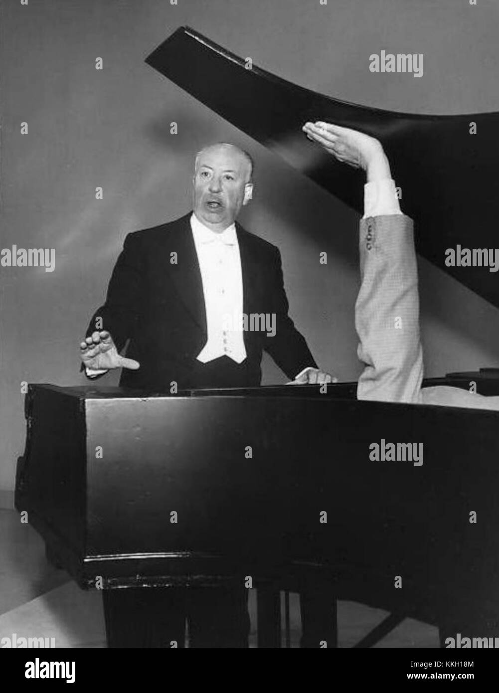 Alfred Hitchcock Presents est une célèbre série télévisée anthologique diffusée de 1955 à 1965, mettant en vedette des histoires de mystère et de suspense introduites par le cinéaste emblématique Alfred Hitchcock. Banque D'Images