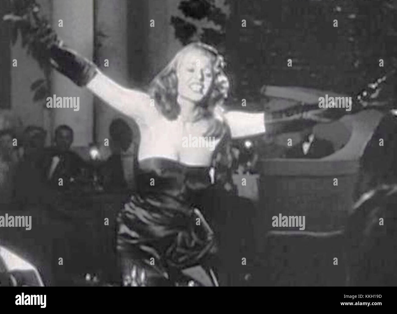 Ceci est une image promotionnelle du film 'Gilda', mettant en vedette Rita Hayworth. La bande-annonce capture l'essence du film, mettant en évidence ses thèmes centraux et la performance emblématique de Hayworth. Banque D'Images