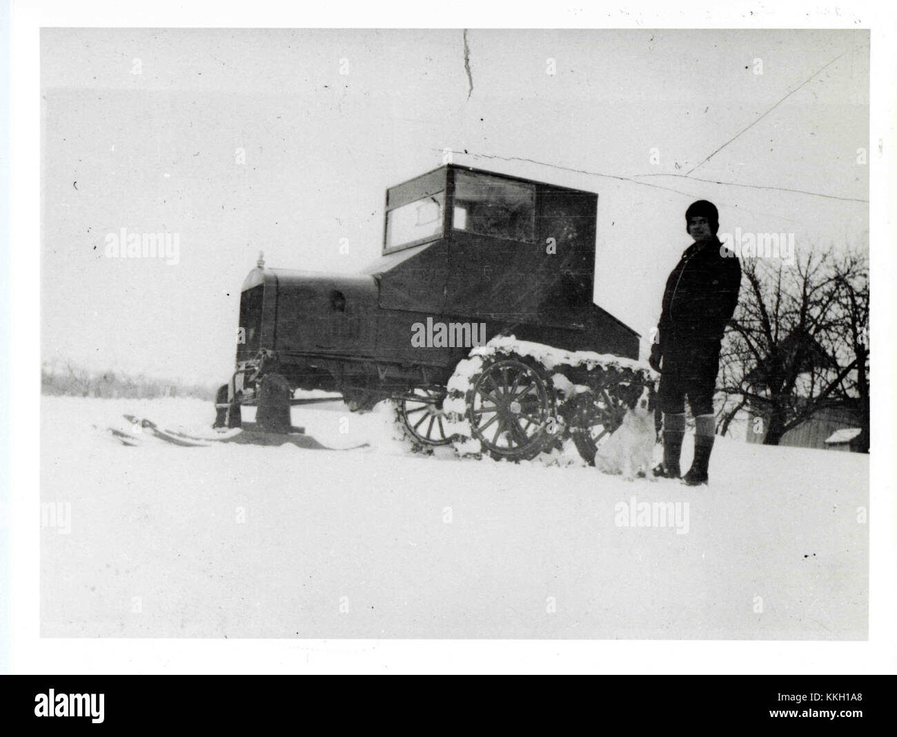 Cette photographie montre un facteur rural conduisant un Ford modèle T modifié. L'image met en évidence les transports et les services postaux du début du XXe siècle dans les régions rurales. Banque D'Images