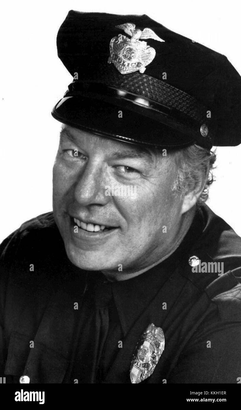 George Kennedy a joué un rôle clé dans le téléfilm de 1975 'The Blue Knight', jouant un policier chevronné et difficile de Los Angeles. Le film plonge dans les complexités de l'application de la loi et de la vie urbaine. Banque D'Images