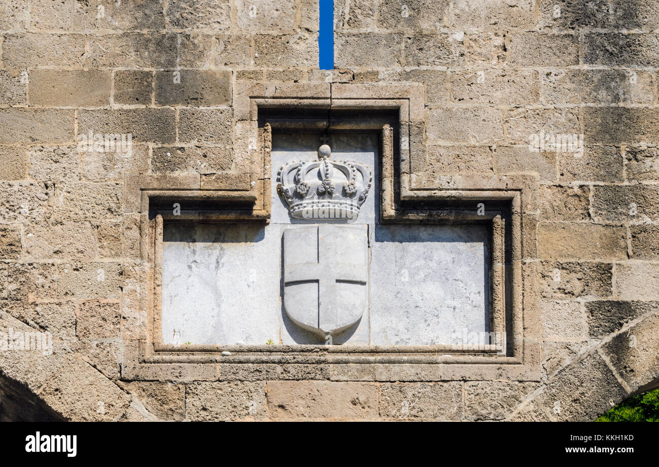 Détail d'un relief mural Chevaliers Hospitaliers crest avec croix et couronne sur les fortifications de la vieille ville de Rhodes, Rhodes, Grèce Banque D'Images