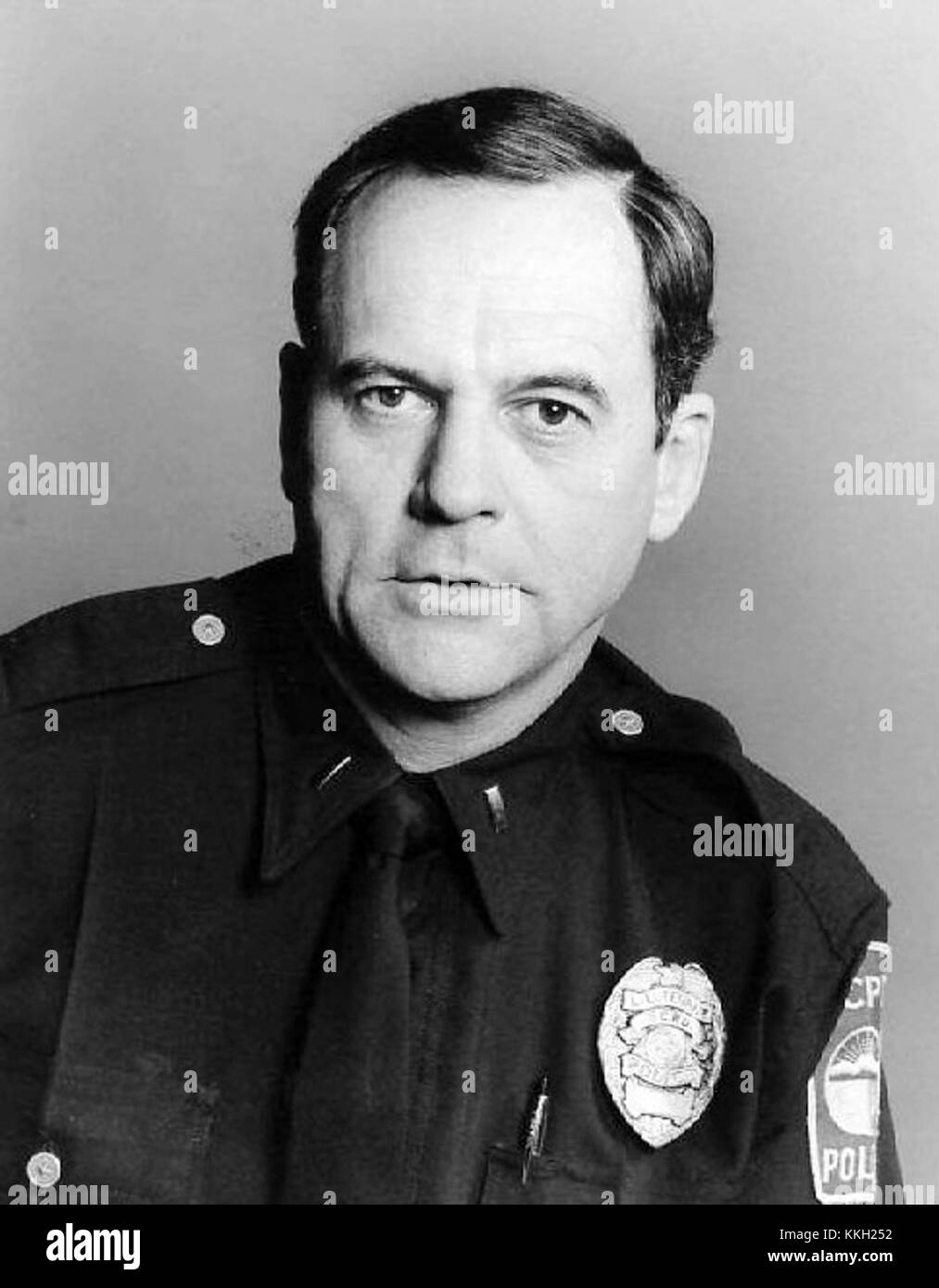 The Rookies de Gerald S. O'Loughlin est un travail remarquable qui explore les thèmes de la jeunesse et des premières expériences. Cette pièce reflète l'essence du départ dans la vie, en se concentrant sur les épreuves et la croissance des individus alors qu'ils se lancent dans leurs premiers grands voyages. Le travail est important pour décrire les luttes et les réalisations des nouveaux arrivants dans divers domaines. Banque D'Images