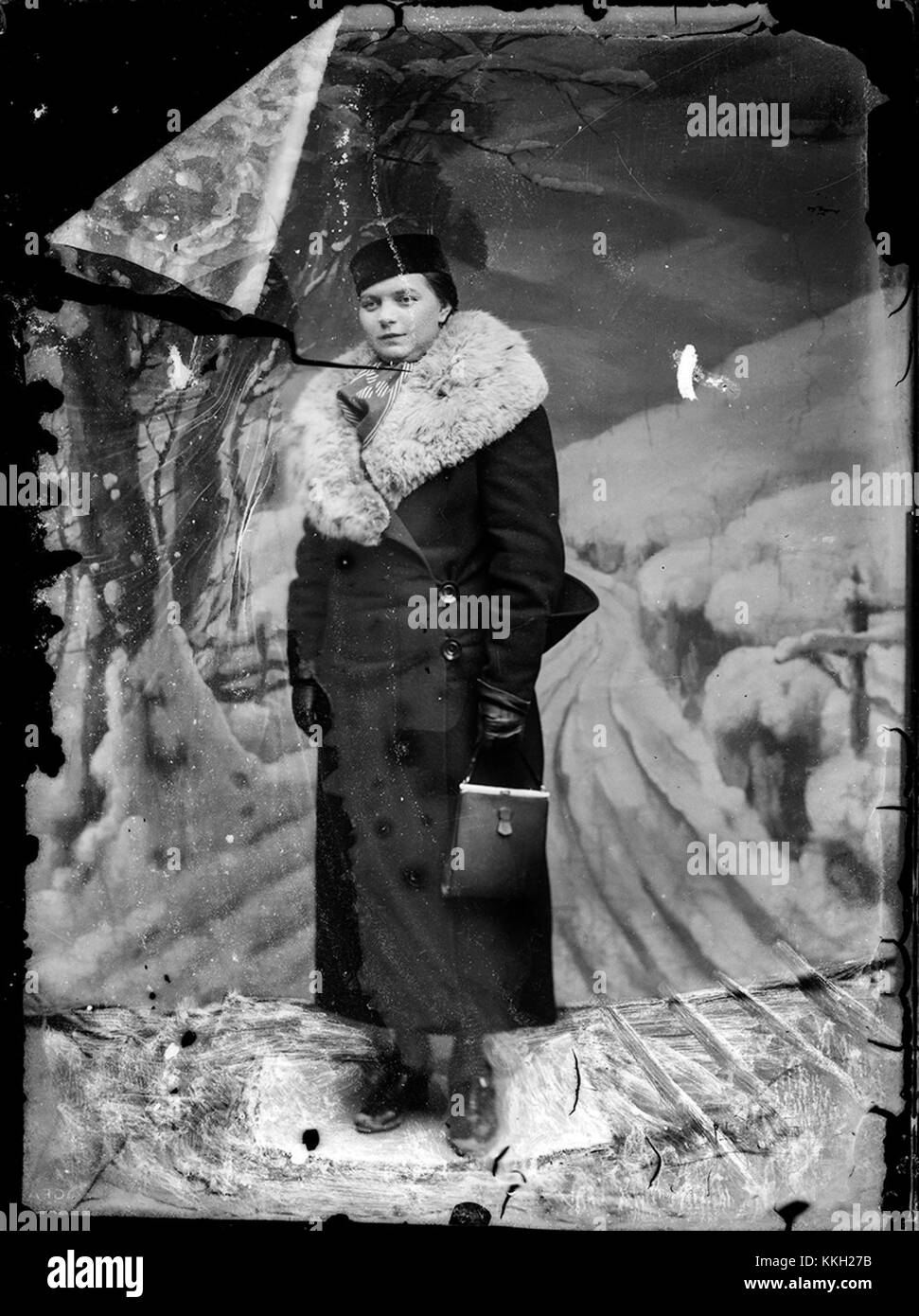 Cette image montre une femme en CA le 24 décembre 2013. La photo capture un moment dans le temps, documentant la vie quotidienne pendant la saison des fêtes en Californie. Banque D'Images