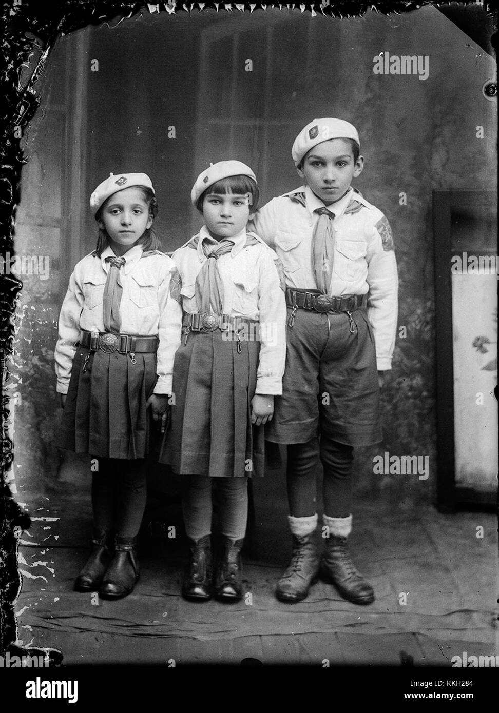 Une photographie prise le 24 décembre 2013, montrant trois enfants (Trei copii) dans un cadre festif, célébrant probablement la saison des fêtes dans une réunion de famille. Banque D'Images