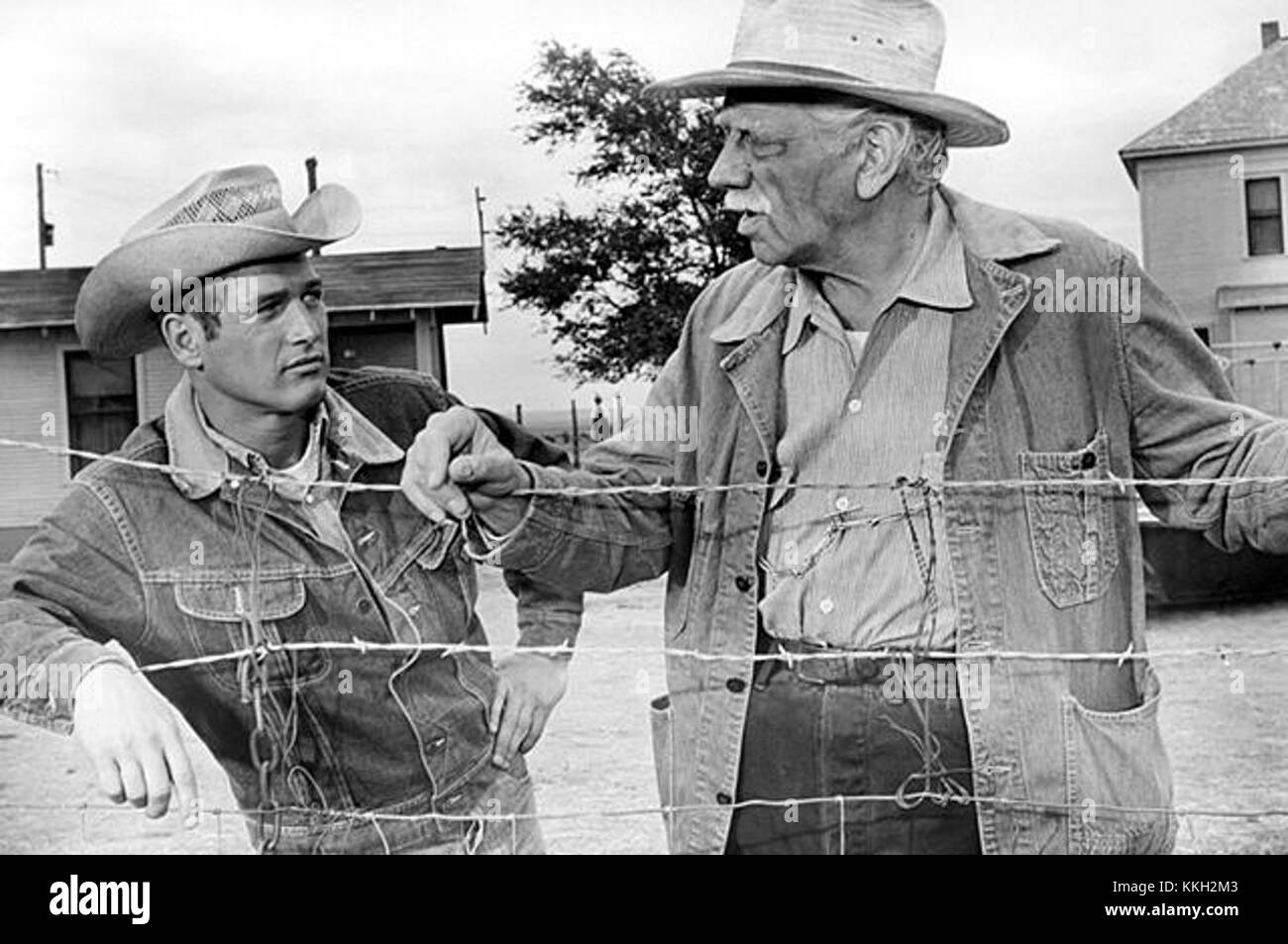 'HUD' (1963) est un film dramatique mettant en vedette Paul Newman et Melvyn Douglas. Il explore les thèmes des conflits familiaux et de la moralité, avec des performances remarquables des deux acteurs dans leurs rôles respectifs. Banque D'Images