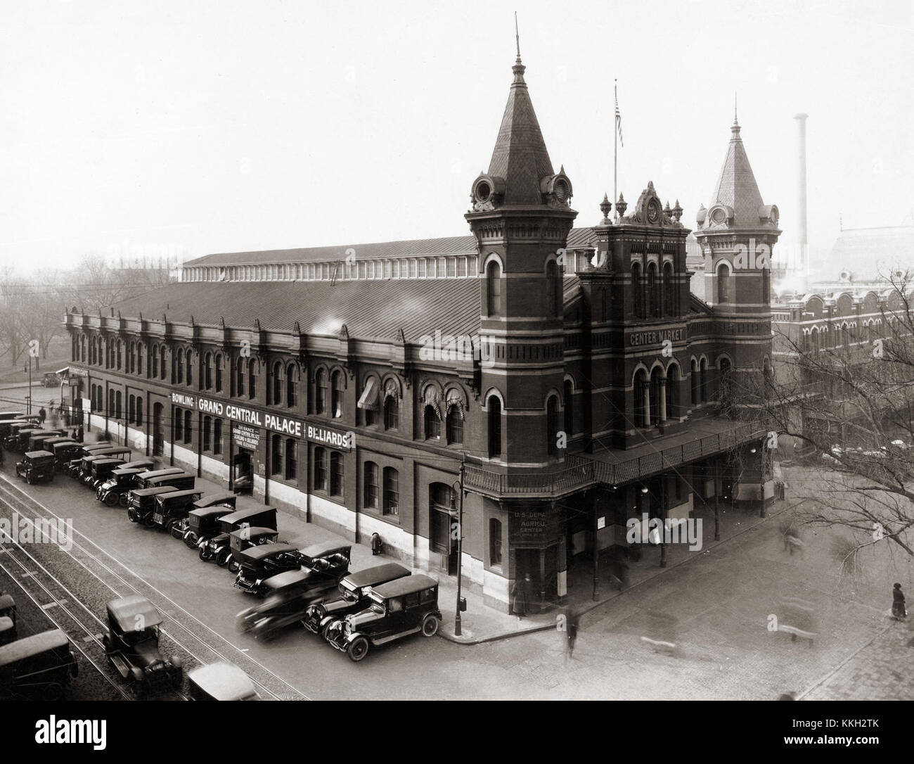Le Grand Central Palace est un bâtiment historique qui abritait un marché central. Le bâtiment a servi de plaque tournante commerciale majeure, reflétant l'importance architecturale et sociale du marché à son époque. Banque D'Images