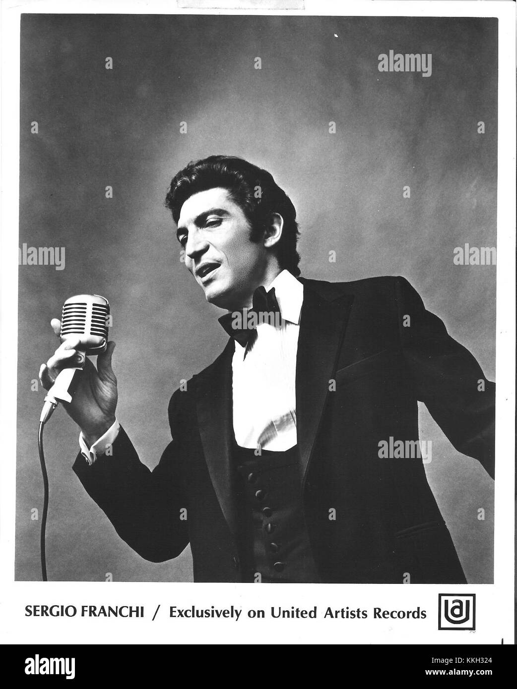 Cette photo publicitaire de 1970 montre Sergio franchi, le ténor renommé, capturé dans une pose formelle pour promouvoir sa musique et son image publique. Banque D'Images