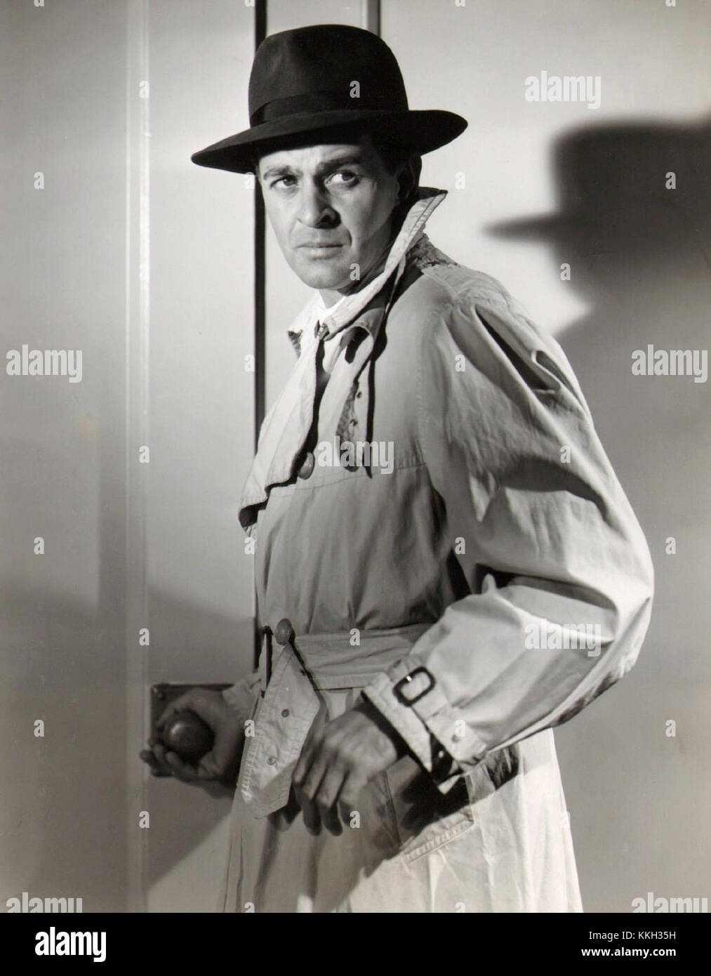 Doorway to danger est un film des années 1950 mettant en vedette Stacy Harris dans un thriller suspicieux sur le crime et le mystère. Le rôle de Harrisâ€™ contribue à la tension et au drame du scénario. Banque D'Images