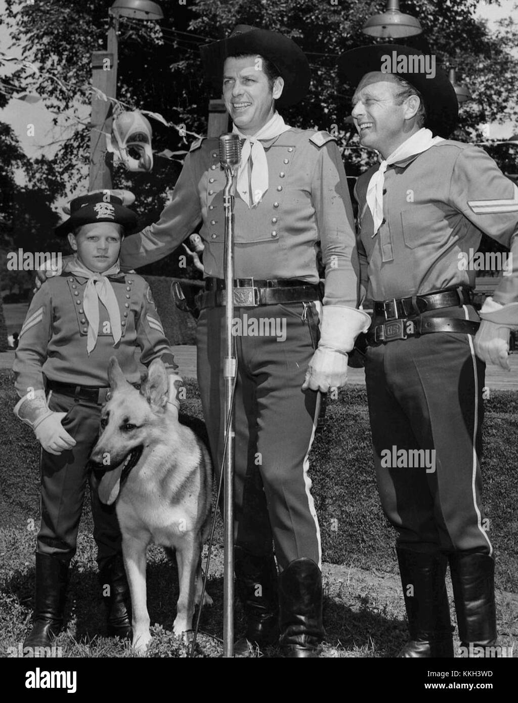 Rin Tin Tin, la célèbre vedette canine de la série télévisée des années 1950, a été présentée aux côtés d'un casting remarquable, captivant le public avec ses histoires d'action et d'aventure. Banque D'Images