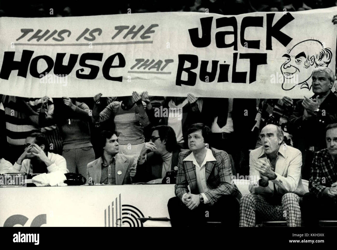 Jack Ramsay était un entraîneur professionnel de basket-ball connu pour son travail en NBA. Il a apporté des contributions importantes au jeu, entraînant plusieurs équipes et façonnant des stratégies de basket-ball dans les années 1970 et 1980 Banque D'Images