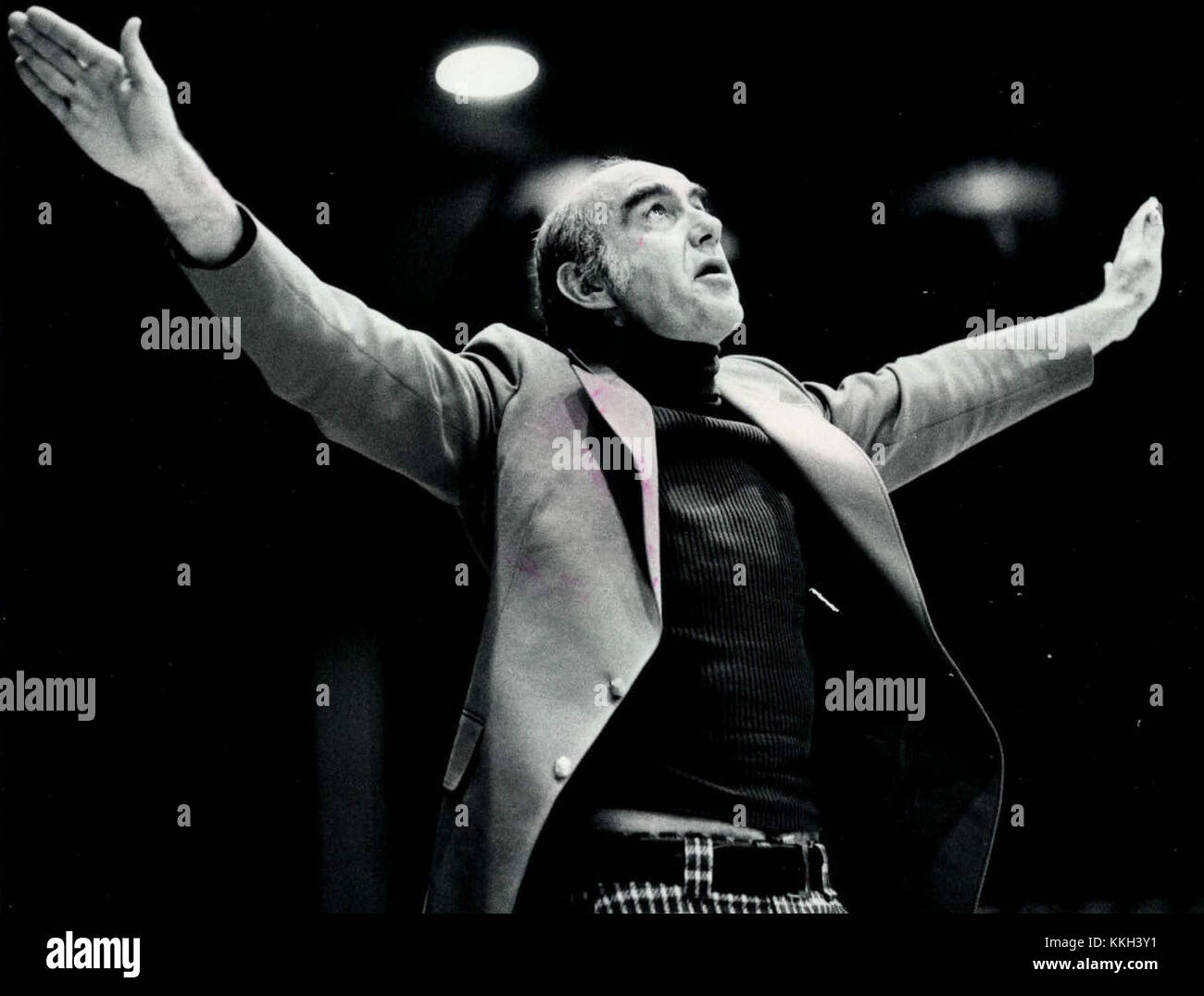 Jack Ramsay était une figure éminente de l'entraînement de basket-ball, connu pour ses stratégies innovantes et son leadership en NBA. Il a apporté des contributions importantes au sport et a aidé ses équipes à réussir au cours de sa carrière d’entraîneur. Banque D'Images