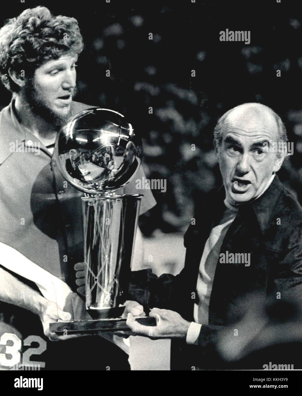 Bill Walton, un joueur de basket-ball légendaire, et Jack Ramsay, un entraîneur célèbre, sont tous deux connus pour leur contribution importante au basket-ball dans les années 1970 et 1980 Walton a joué pour plusieurs équipes, dont les Trail Blazers de Portland, tandis que Ramsay a entraîné les Blazers dans un championnat NBA. Banque D'Images