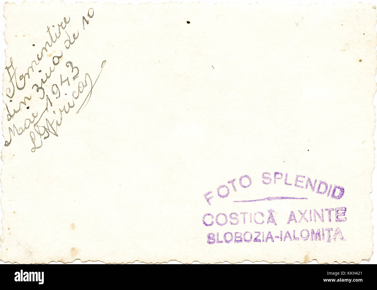 Au verso de cette photographie, prise le 10 mai 1943, figure l'inscription 'amintire din ziua de 10 mai 1943 LG Firica Foto Splendid Costica Axinte Slobozia-Ialomita din colecția personală Sava Ștefan CA 20140212-1'. Traduit, il se lit comme suit : 'mémoire du jour du 10 mai 1943 LG Firica photo splendide Costica Axinte Slobozia-Ialomita de la collection personnelle de Sava Ștefan CA 20140212-1'. L'image fait partie d'une archive personnelle, offrant un aperçu historique de l'époque. Banque D'Images