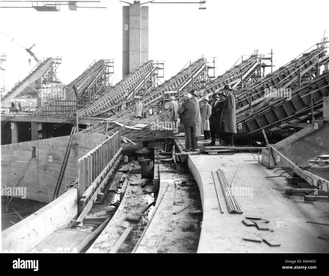 Le Veterans Memorial Coliseum, situé à Portland, Oregon, est en construction sur cette image. Ce lieu emblématique est une partie importante de l'histoire architecturale et sportive de la ville. Banque D'Images