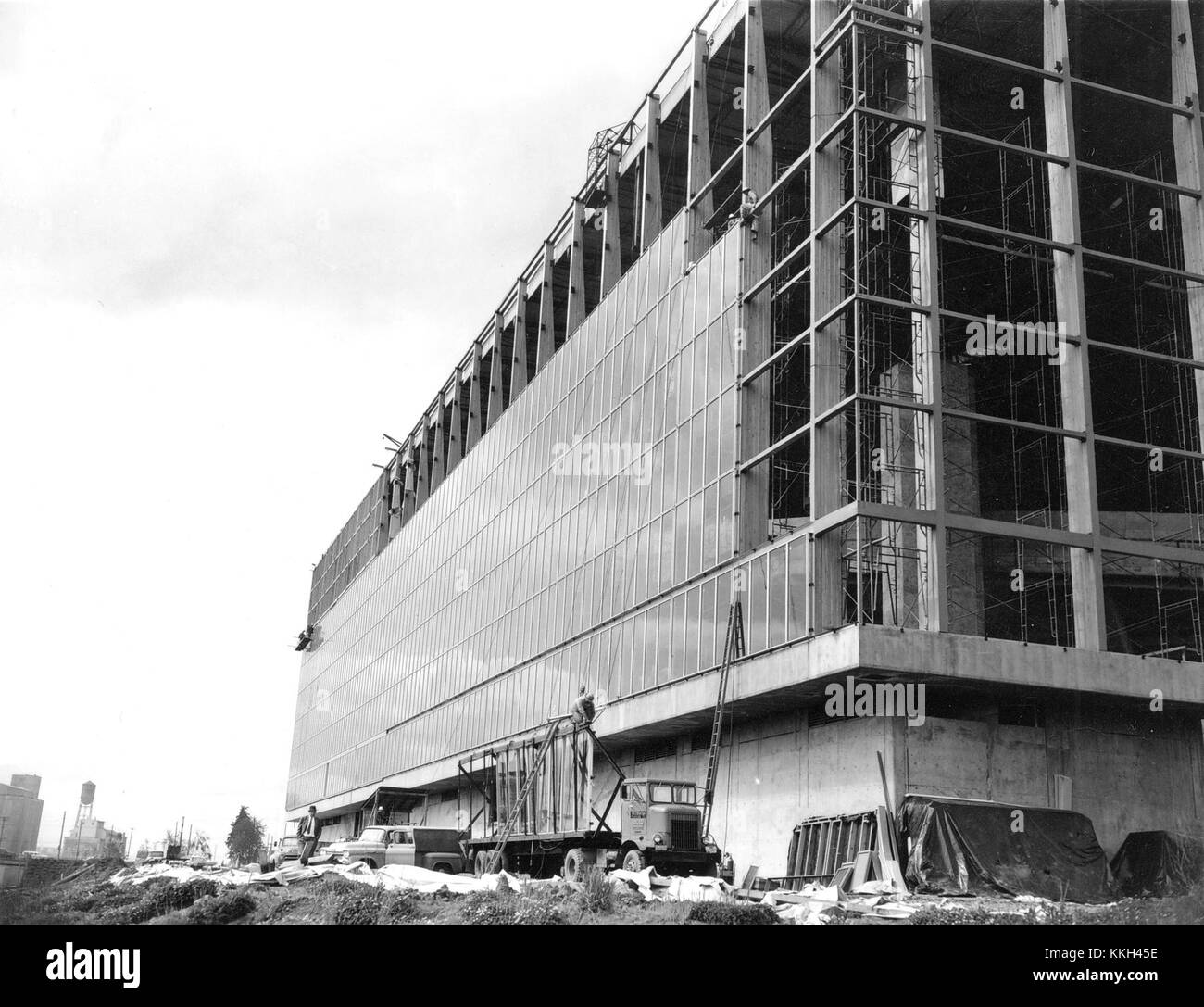 Le Veterans Memorial Coliseum de Portland, Oregon, a été construit en hommage aux anciens combattants américains. Cette phase de construction capture le processus de construction et l'évolution architecturale de la structure, qui est devenue un lieu important pour les sports et les événements. Banque D'Images