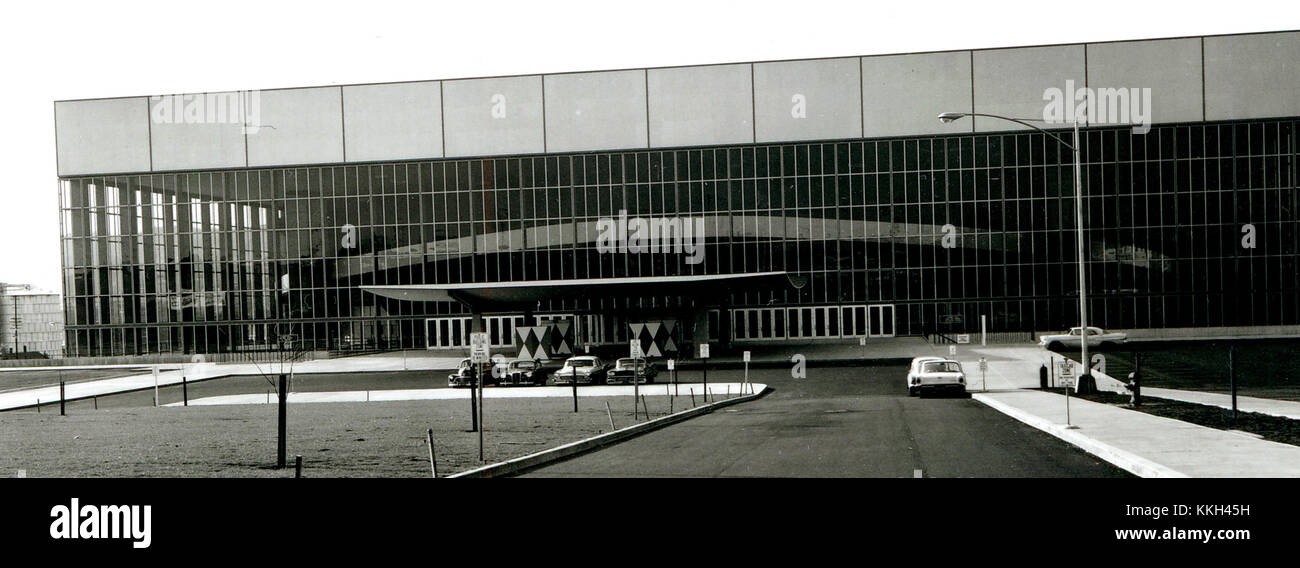 Le Veterans Memorial Coliseum, situé aux États-Unis, était un lieu de sport et de divertissement emblématique en 1960. Il a accueilli de nombreux événements, marquant son importance dans l'histoire culturelle américaine. Banque D'Images