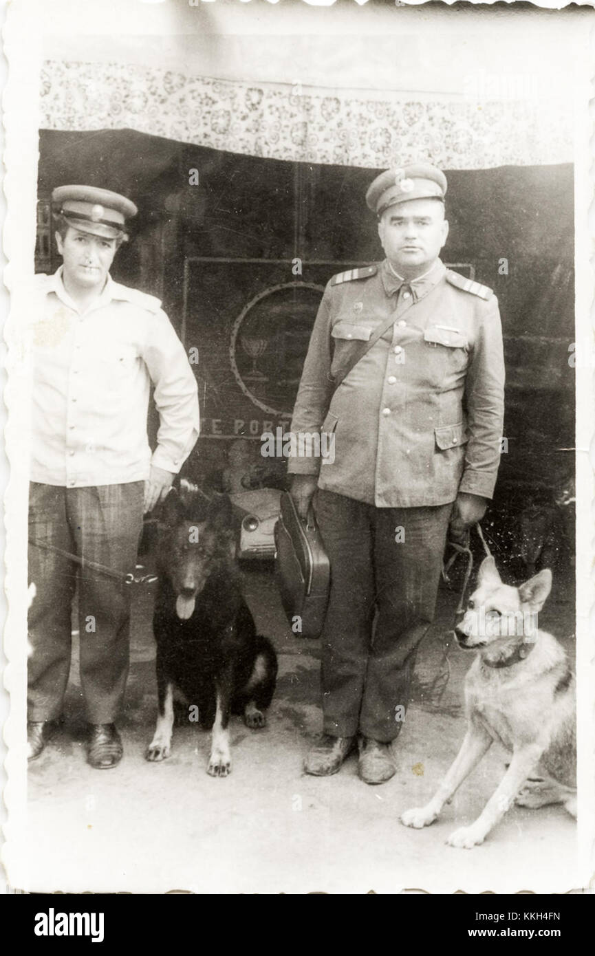 Cette image montre Ion Lupaç™nean en uniforme de milice avec un chien, capturé à un moment juste, probablement un moment historique ou personnel important. Banque D'Images