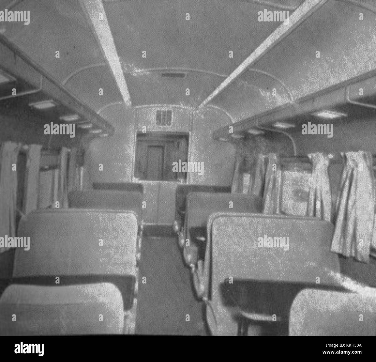 Le Rocket Dinette car Interior présente le design d'une voiture-restaurant vintage, probablement d'un train historique. L'intérieur dispose d'un mobilier rétro, avec un accent sur le style et le confort pour les passagers lors de voyages longue distance. Ces voitures-restaurants vintage sont des artefacts importants représentant l'ère des voyages en train et des expériences culinaires au milieu du XXe siècle. Banque D'Images