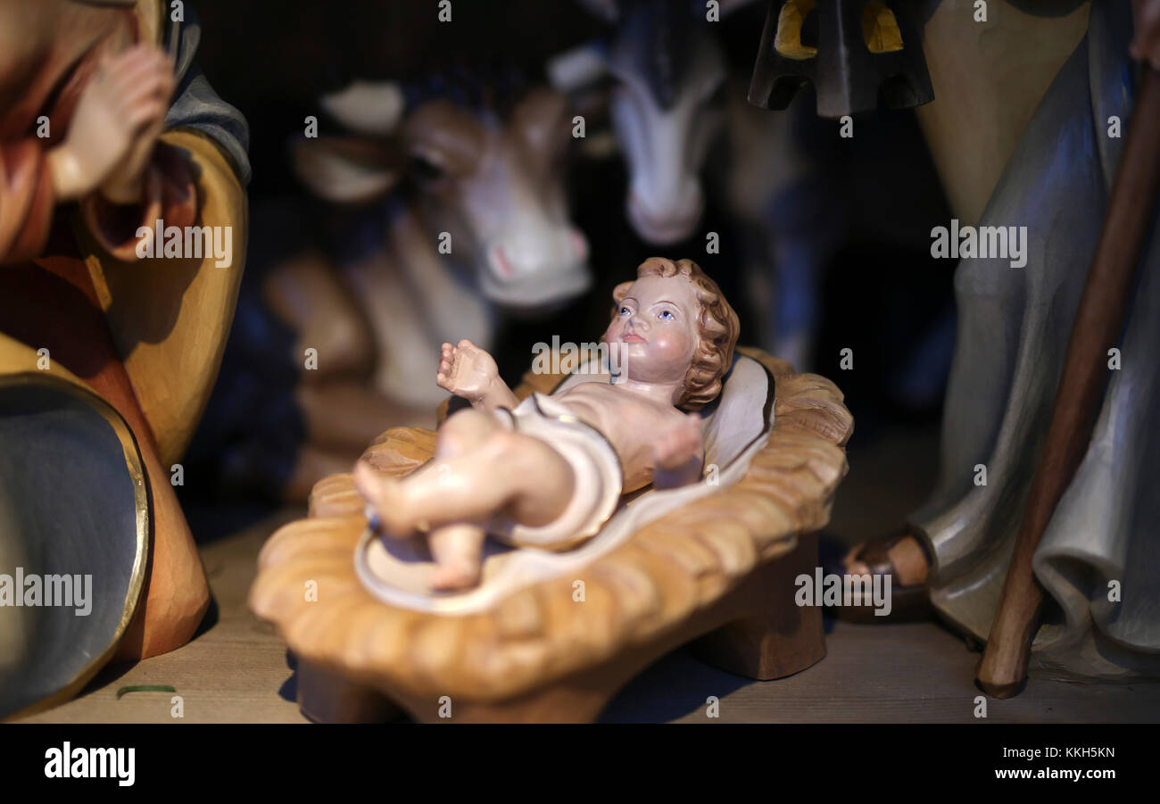Dortmund, Allemagne. 30Th nov, 2017. L'enfant Jésus repose dans sa couchette sur un stand au marché de noël de Dortmund, Allemagne, 30 novembre 2017. crédit : ina fassbender/dpa/Alamy live news Banque D'Images