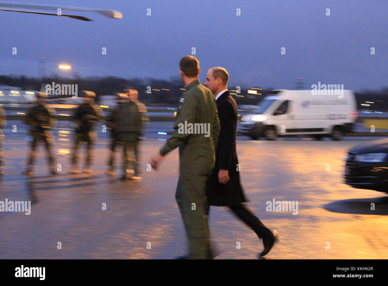 Vantaa, Finlande. Le 30 novembre 2017. Le Prince William se réunit avec les pilotes de l'Armée de l'Air Finlandaise, les militaires et le personnel de garde-frontières. Le 30 novembre marque le jour où l'hiver de la guerre en 1939. Heini Kettunen/Alamy Vivre Newsews Banque D'Images