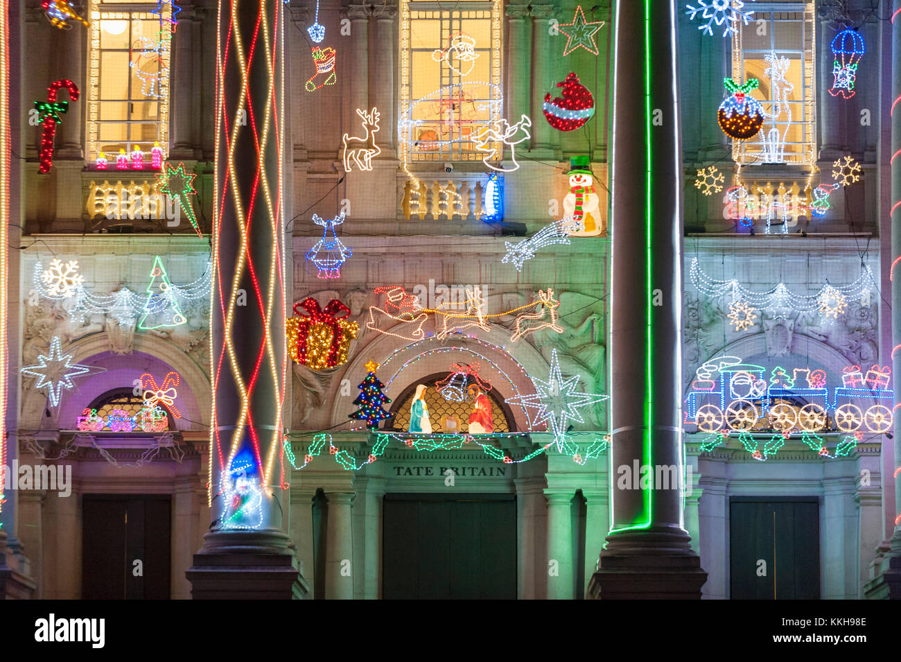 Londres, Royaume-Uni. 1 décembre 2017. Alan Kane's nouveau travail de fête, 'Home' pour Noël, est dévoilé à la Tate Britain. 'La maison pour Noël" transforme l'extérieur de la galerie en un affichage lumineux de l'étagère décorations avec un arrangement de Santas LED, le renne, les bonshommes de neige et d'arbres de Noël, avec 'Merry Christmas' et 'Santa Arrêter ici'. L'art sera mis sur tous les jours du 2 décembre 2017 au 6 janvier 2018. Crédit : Stephen Chung / Alamy Live News Banque D'Images