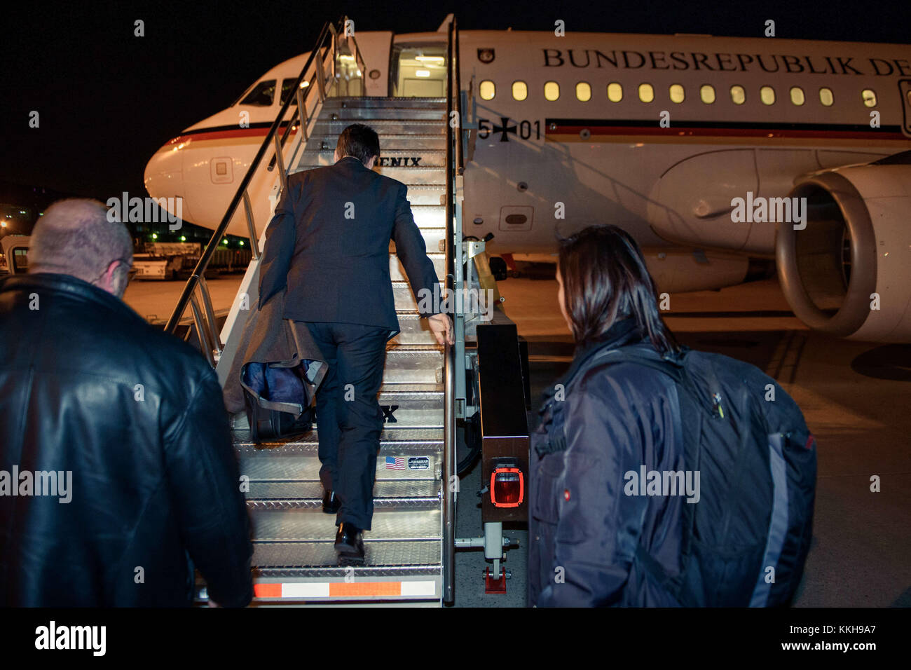 Washington, DC, États-Unis. 30 novembre 2017. Le ministre allemand des Affaires sociales Sigmar Gabriel (Parti social-démocrate) embarque à bord de l'Airbus A319 de l'armée de l'air allemande à l'aéroport international de Dulles à Washington, DC, États-Unis, le 30 novembre 2017. Gabriel a eu différentes discussions politiques sur le contrat nucléaire avec l’Iran, entre autres, au cours de son voyage d’une journée aux États-Unis. Crédit : Gregor Fischer/dpa/Alamy Live News Banque D'Images