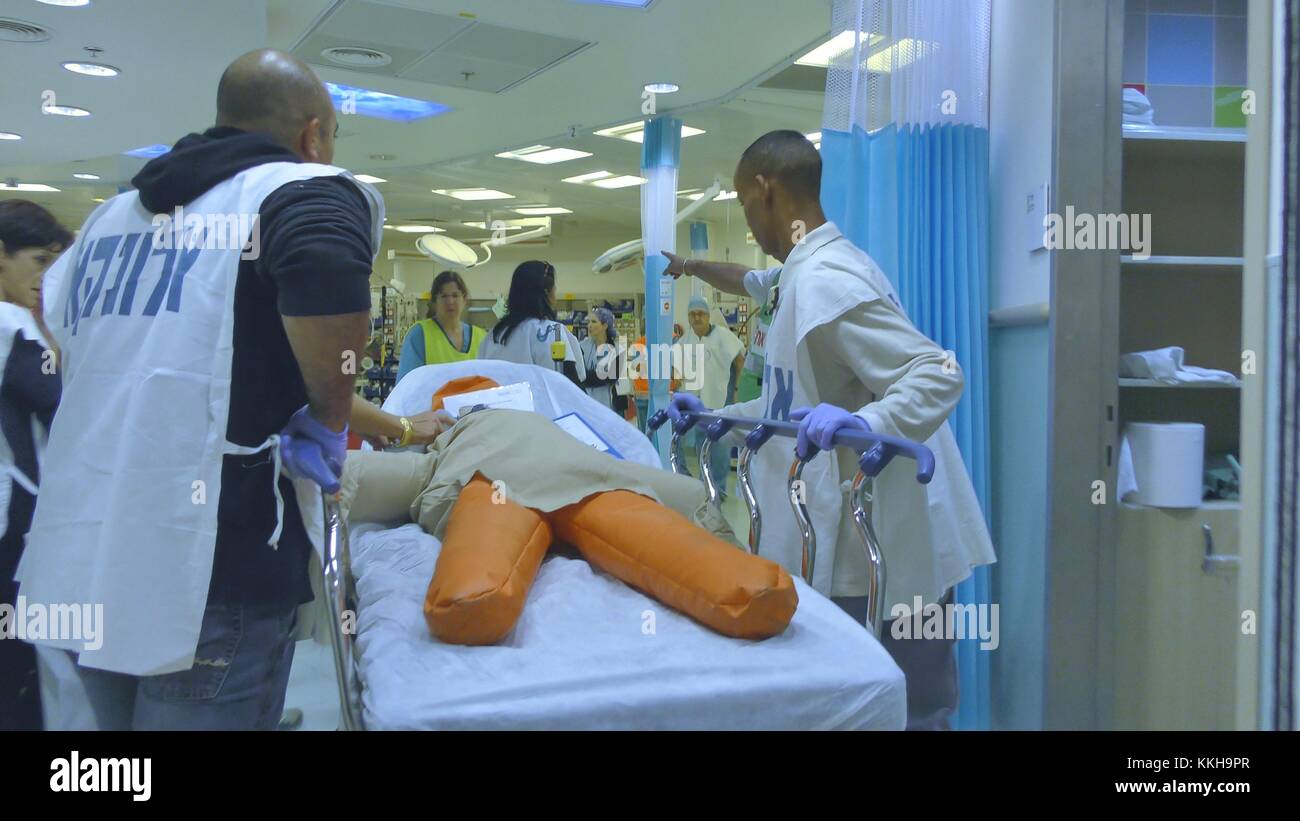 Nahariya, Israël. 30 novembre 2017. Galilee Medical Center a pratiqué un exercice de guerre, absorbant les victimes blessées du nord d'Israël. Nahariya, Israël, octobre 30 2017. Credit : The Fifth Kingdom/Alamy Live News Banque D'Images