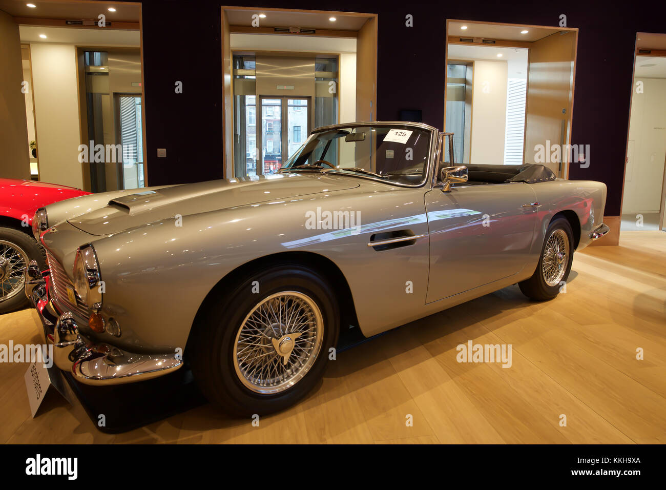 London, UK,1er décembre 2017, les voitures de célébrités Top sur l'affichage à l'Bonhams à Londres. Voitures comprennent : l'ex-Sir Paul McCartney 1964 Aston Martin DB5 berline sport (£1 250 000 - 1 500 000 €) et l'ex-Ringo Starr 1966 Austin Mini Cooper S (£000) 90,000-120. Il y avait aussi deux Bentleys auparavant détenu par Sir Elton John : 1959 Bentley S1 Continental Cronos (£400,000-500,000) et 1960 Bentley S2 Continental Flying Spur berline sport (£160,000-190,000). Credit : Keith Larby/Alamy Live News Banque D'Images