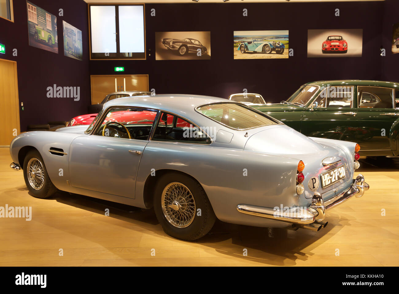 London, UK,1er décembre 2017, les voitures de célébrités Top sur l'affichage à l'Bonhams à Londres. Voitures comprennent : l'ex-Sir Paul McCartney 1964 Aston Martin DB5 berline sport (£1 250 000 - 1 500 000 €) et l'ex-Ringo Starr 1966 Austin Mini Cooper S (£000) 90,000-120. Il y avait aussi deux Bentleys auparavant détenu par Sir Elton John : 1959 Bentley S1 Continental Cronos (£400,000-500,000) et 1960 Bentley S2 Continental Flying Spur berline sport (£160,000-190,000). Credit : Keith Larby/Alamy Live News Banque D'Images