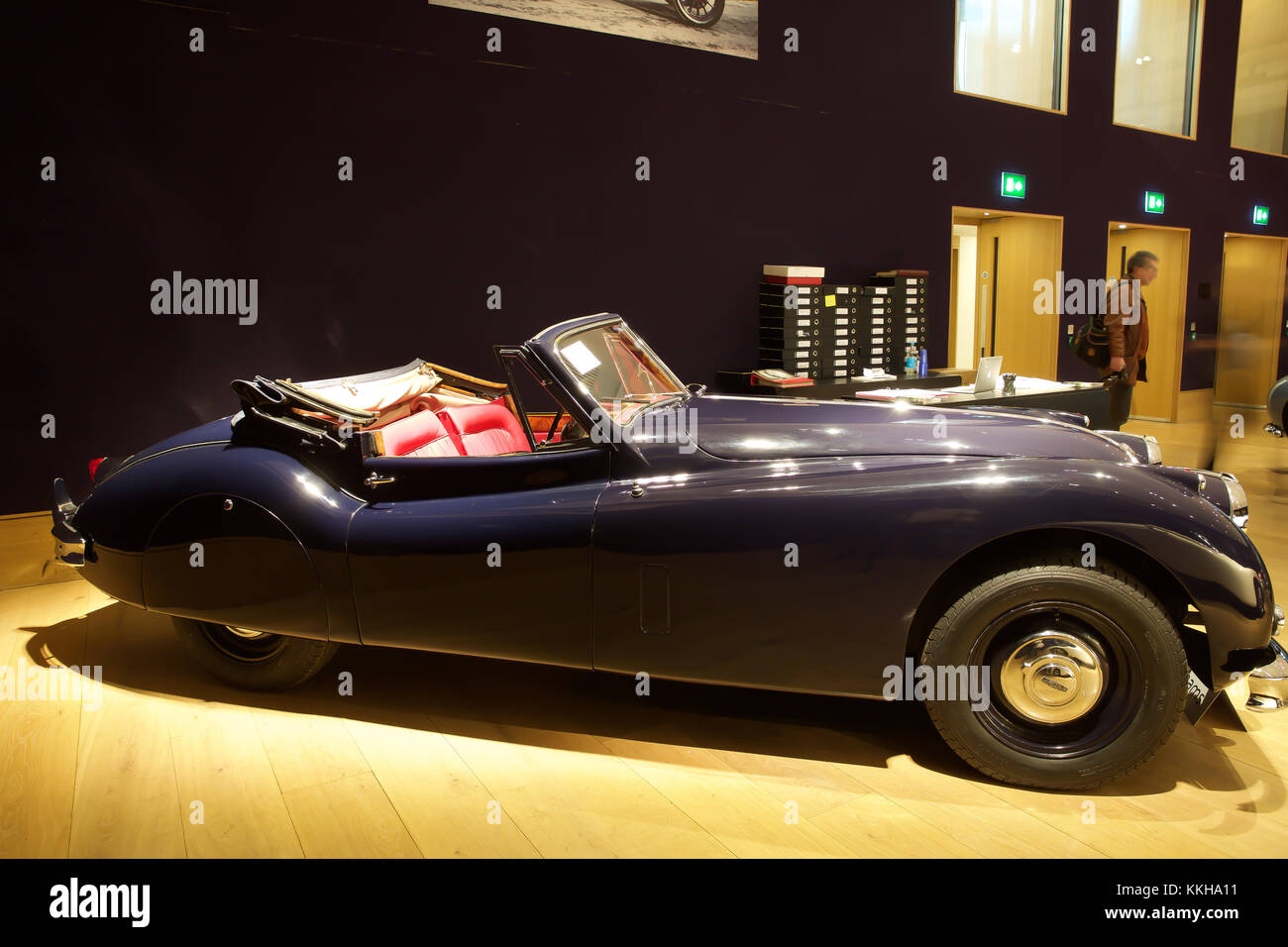 London, UK,1er décembre 2017, les voitures de célébrités Top sur l'affichage à l'Bonhams à Londres. Voitures comprennent : l'ex-Sir Paul McCartney 1964 Aston Martin DB5 berline sport (£1 250 000 - 1 500 000 €) et l'ex-Ringo Starr 1966 Austin Mini Cooper S (£000) 90,000-120. Il y avait aussi deux Bentleys auparavant détenu par Sir Elton John : 1959 Bentley S1 Continental Cronos (£400,000-500,000) et 1960 Bentley S2 Continental Flying Spur berline sport (£160,000-190,000). Credit : Keith Larby/Alamy Live News Banque D'Images