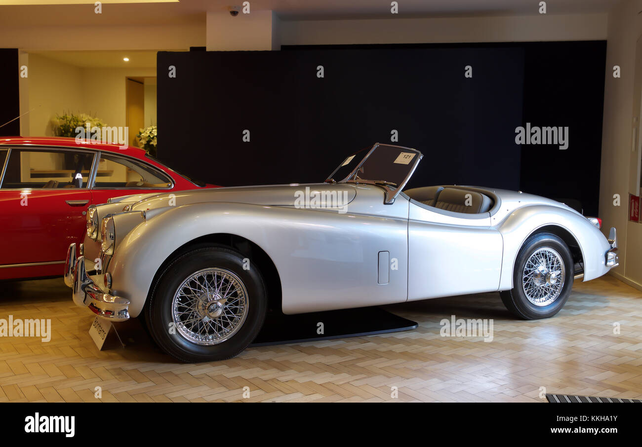 London, UK,1er décembre 2017, les voitures de célébrités Top sur l'affichage à l'Bonhams à Londres. Voitures comprennent : l'ex-Sir Paul McCartney 1964 Aston Martin DB5 berline sport (£1 250 000 - 1 500 000 €) et l'ex-Ringo Starr 1966 Austin Mini Cooper S (£000) 90,000-120. Il y avait aussi deux Bentleys auparavant détenu par Sir Elton John : 1959 Bentley S1 Continental Cronos (£400,000-500,000) et 1960 Bentley S2 Continental Flying Spur berline sport (£160,000-190,000). Credit : Keith Larby/Alamy Live News Banque D'Images