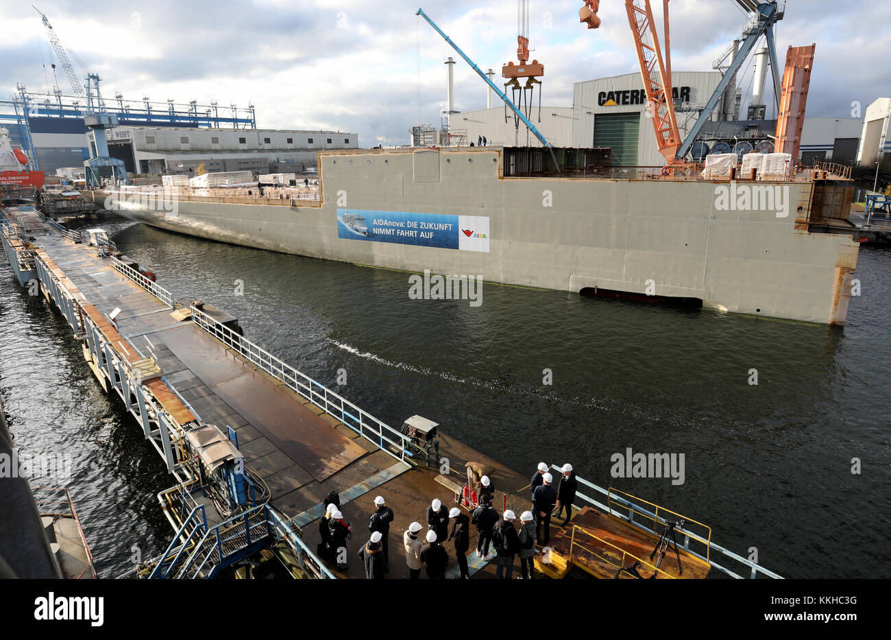 Rostock, Allemagne. 1er décembre 2017. Le deuxième module de salle des machines pour l'utilisation du gaz naturel liquéfié (GNL) pour le nouveau navire de croisière 'AIDAnova' est présenté au chantier naval de Neptun à Rostock, en Allemagne, le 1er décembre 2017. Le «AIDAnova» est dit pour son premier voyage dans l'année à venir en tant que premier navire de croisière alimenté au GNL. Crédit : Bernd Wüstneck/dpa/Alamy Live News Banque D'Images