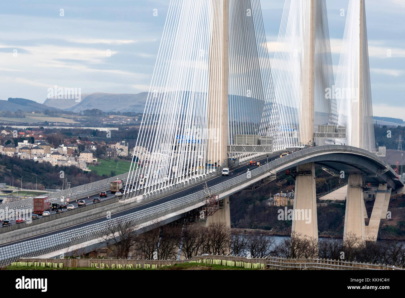 South Queensferry, Royaume-Uni. 1st décembre 2017. La chaussée en direction du sud du nouveau pont Queensferry est fermée pour permettre des réparations d'urgence. La circulation en provenance du sud de Fife est déviée par le pont adjacent de Forth Road qui a été ouvert temporairement à la circulation. Les travaux de réparation du pont Queensferry devraient prendre 10 mois. Crédit : Iain Masterton/Alay Live News Banque D'Images