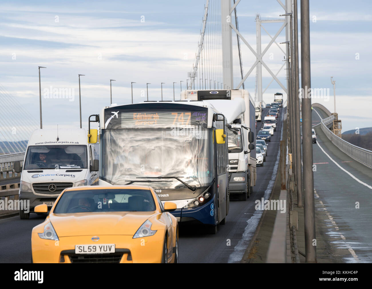 South Queensferry, Royaume-Uni. 1st décembre 2017. La chaussée en direction du sud du nouveau pont Queensferry est fermée pour permettre des réparations d'urgence. La circulation en direction du sud de Fife est déviée par le pont adjacent de Forth Road, illustré ici, qui a été temporairement ouvert à la circulation. Les travaux de réparation du pont Queensferry devraient prendre 10 mois. Crédit : Iain Masterton/Alay Live News Banque D'Images