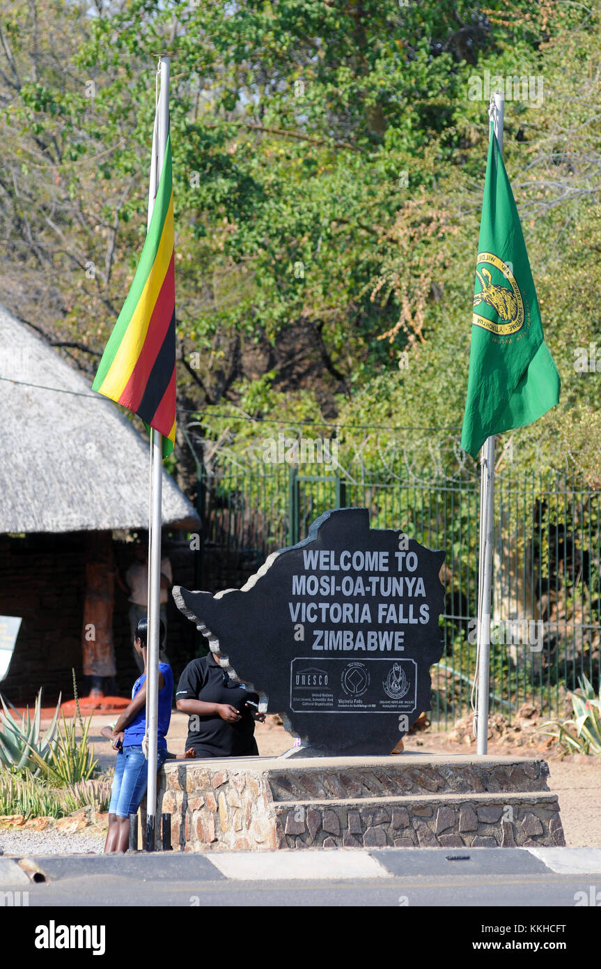 Une sculpture en pierre représentant les noms anglais et zimbabwéens des chutes Victoria à l’extérieur de l’entrée principale de la zone des chutes d’eau, qui indique leur statut de site du patrimoine mondial de l’UNCESCO, photographiée le 30.07.2015. Les chutes Victoria sont les grandes cascades du Zambèze à la frontière entre le Zimbabwe et la Zambie. Les chutes ont été découvertes par le missionnaire écossais David Livingstone, qui les a nommées en l'honneur de la reine Victoria de Grande-Bretagne. Les chutes Victoria sont classées au patrimoine mondial de l'UNESCO depuis 1989. L'eau tombe jusqu'à 110 mètres sur une largeur de plus de 1 700 mètres. Photo : M Banque D'Images