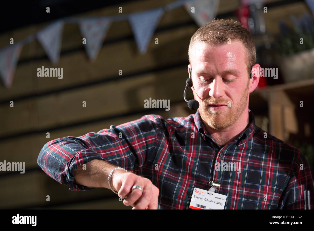 Steven Carter Bailey de cette années Great British Bake Off sur la cuisine d'hiver faire une démo étape cuisson inspiré par la saison d'hiver. Crédit : Steven re/Alamy Live News Banque D'Images