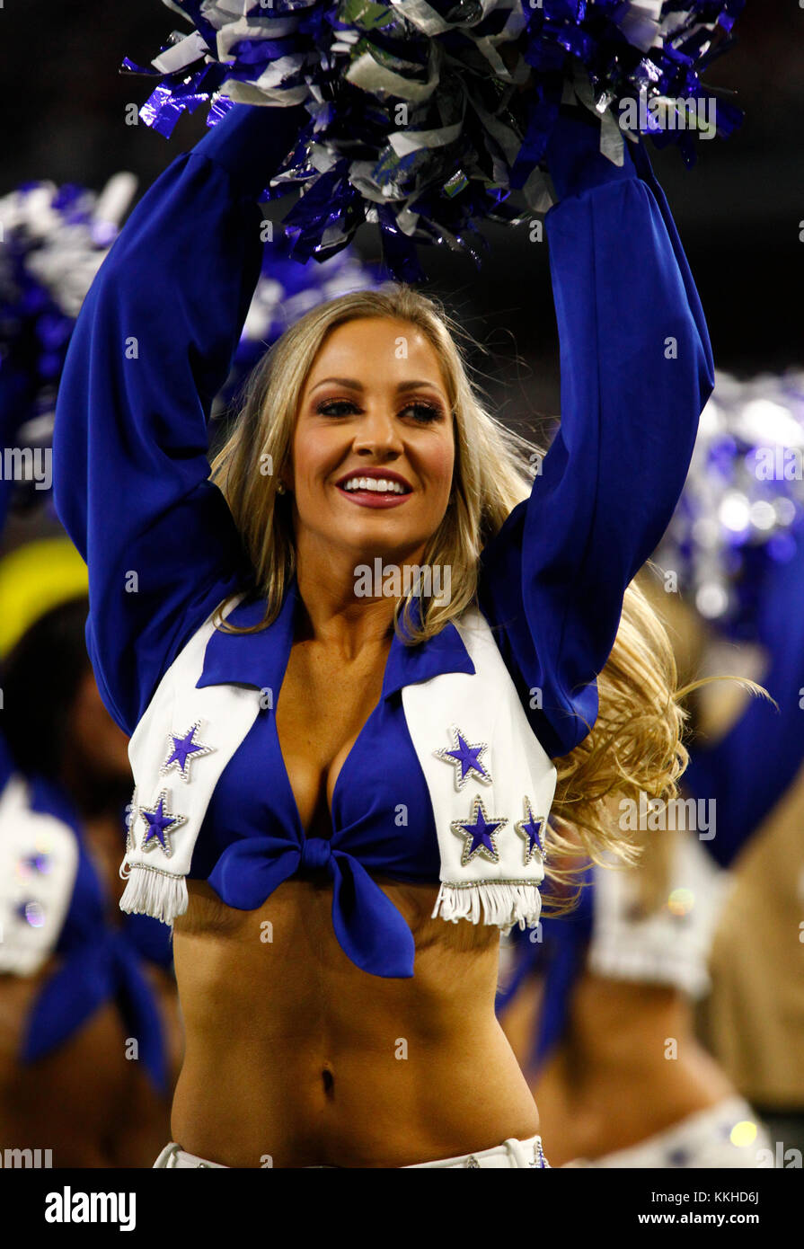 Arlington, Texas, USA. 30Th Nov, 2017. Le 30 novembre 2017. Arlington, Texas. Les Dallas Cowboys Cheerleaders effectuer comme les Dallas Cowboys défait les Redskins de Washington 38 à 14 au stade d'ATT à Arlington, Tx. Credit : Ralph Lauer/ZUMA/Alamy Fil Live News Banque D'Images