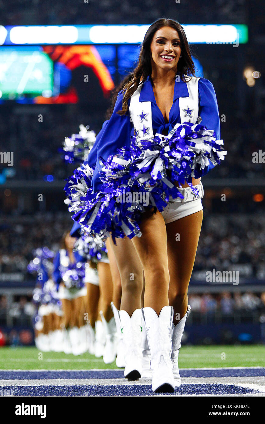 Arlington, Texas, USA. 30Th Nov, 2017. Le 30 novembre 2017. Arlington, Texas. Les Dallas Cowboys Cheerleaders effectuer comme les Dallas Cowboys défait les Redskins de Washington 38 à 14 au stade d'ATT à Arlington, Tx. Credit : Ralph Lauer/ZUMA/Alamy Fil Live News Banque D'Images