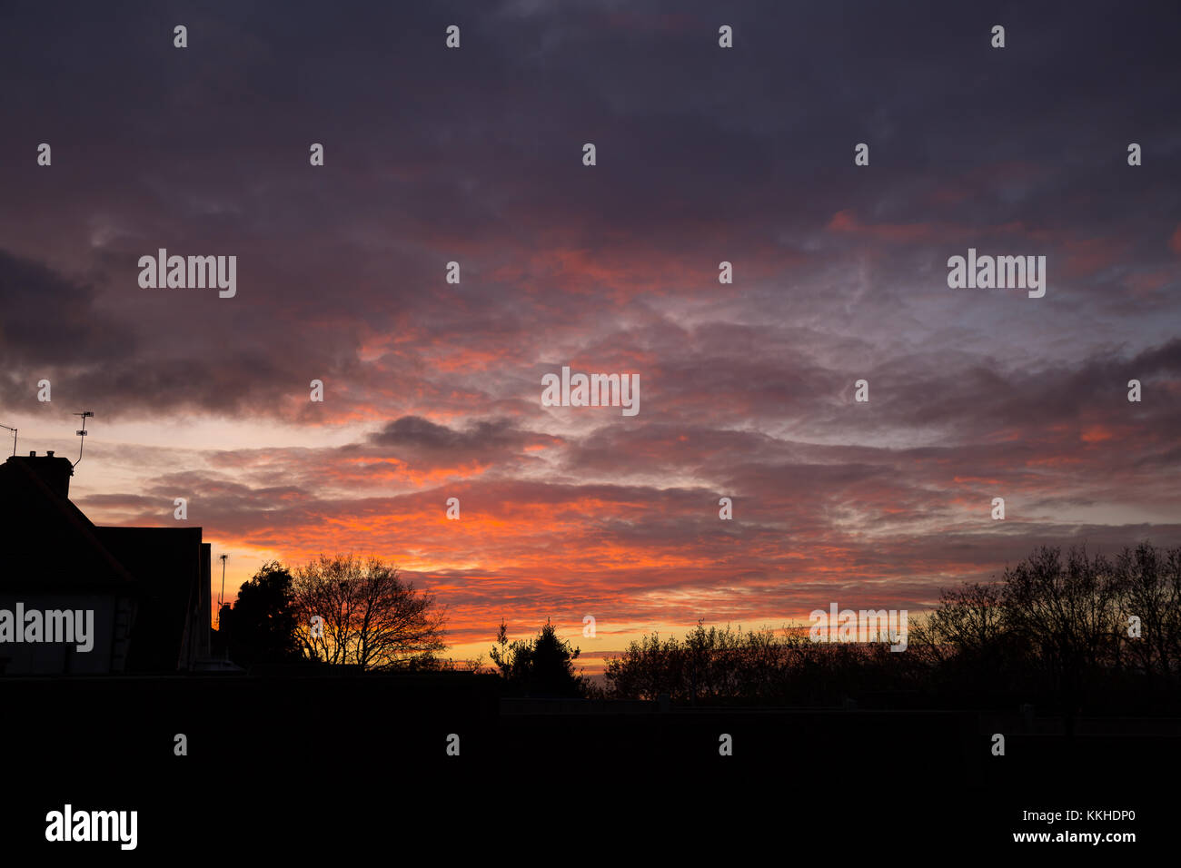 Kidderminster, UK. 1er décembre 2017. Météo France : un coucher du soleil spectaculaire se termine le premier jour de décembre. Avec aujourd'hui étant le début de l'hiver météorologique, nous nous réjouissons de l'arrivée de ciel plus étonnante. Credit : Lee Hudson/Alamy Live News Banque D'Images