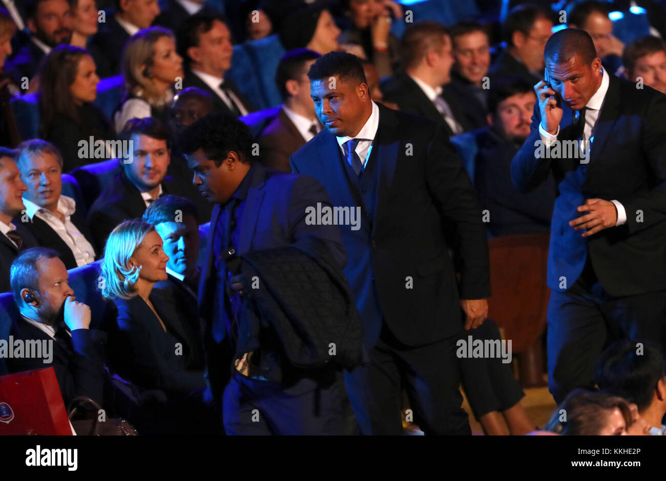 Moscou, Russie. 1er décembre 2017. Le joueur de football retraité Ronaldo (C) du Brésil traverse le public lors du tirage au sort de la Coupe du monde FIFA 2018 au Palais du Kremlin à Moscou, en Russie, le 1er décembre 2017. Crédit : Christian Charisius/dpa/Alamy Live News Banque D'Images