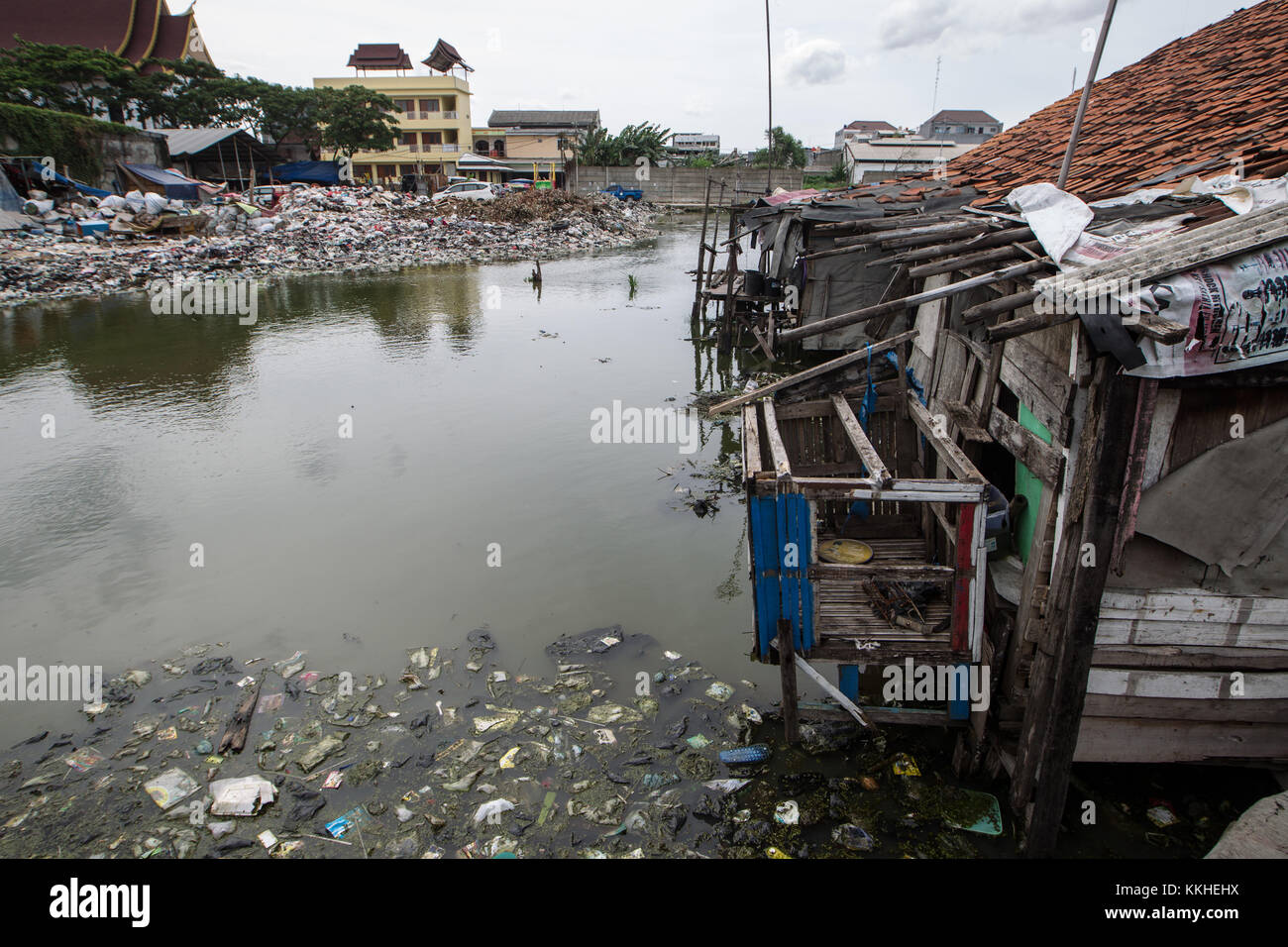 Jakarta, Jakarta, Indonésie. 1er décembre 2017. rond endommagé par l'eau dans kapuk teko, jakarta. a 6-hectare bidonville dans le sous-district de teko kapuk, Jakarta, a été sujet aux inondations depuis 1992. c'est une tourbière située à quelques centaines de mètres de la zone côtière, la profondeur de l'eau était à 20 centimètres de distance. mais la remise en état du nord de Jakarta projet visant à créer une élite residence et de la zone industrielle a empêché l'eau de couler normalement à partir de la central de la ville à la mer. La région a maintenant plus faibles précipitations. Chaque année, 200 familles, dont la plupart sont pauvres, sont forcés de Banque D'Images