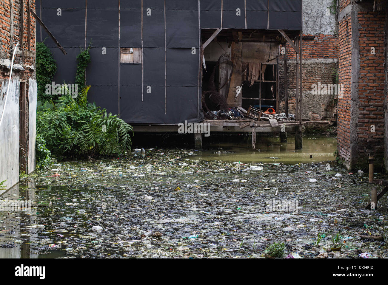 Jakarta, Jakarta, Indonésie. 1er décembre 2017. maisons endommagées par les propriétaires à gauche, jakarta teko kapuk. a 6-hectare bidonville dans le sous-district de teko kapuk, Jakarta, a été sujet aux inondations depuis 1992. c'est une tourbière située à quelques centaines de mètres de la zone côtière, la profondeur de l'eau était à 20 centimètres de distance. mais la remise en état du nord de Jakarta projet visant à créer une élite residence et de la zone industrielle a empêché l'eau de couler normalement à partir de la central de la ville à la mer. La région a maintenant plus faibles précipitations. Chaque année, 200 familles, dont la plupart sont pauvres, sont pour Banque D'Images