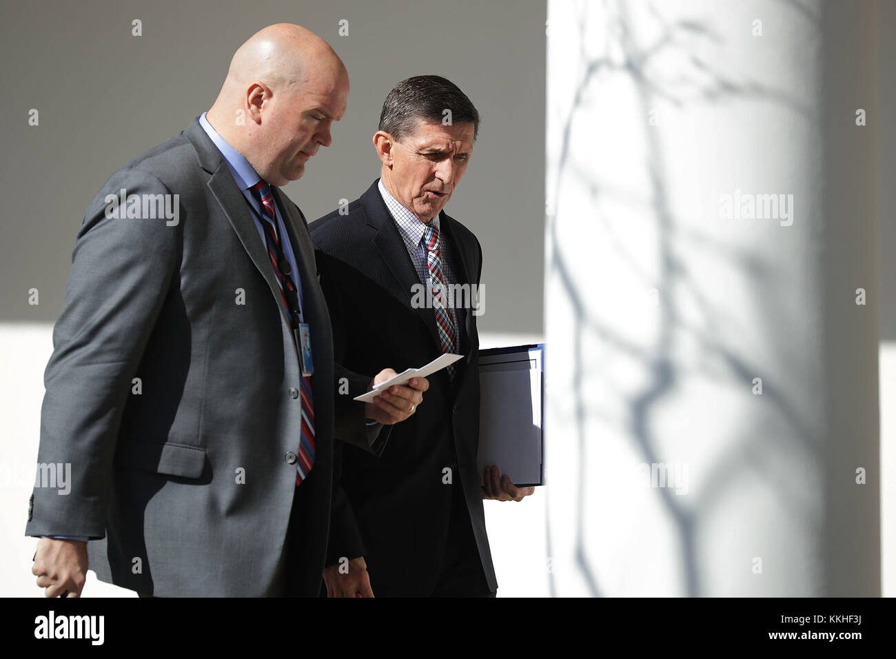 Fichier. 1er décembre 2017. L'ancien conseiller à la sécurité nationale des États-Unis MICHAEL FLYNN a plaidé coupable d'avoir menti au Federal Bureau of investigation concernant ses contacts inappropriés avec la Russie. PHOTO : 10 février 2017 - Washington, District of Columbia, États-Unis d'Amérique - Michael Flynn, conseiller à la sécurité nationale de la Maison Blanche, descend la Colonnade de l'aile ouest à la suite d'une réunion bilatérale entre le président américain Donald Trump et le premier ministre japonais Shinzo Abe le 10 février 2017 à Washington DC. Trump et Abe devraient discuter de nombreuses questions, y compris les liens commerciaux et de sécurité et W. Banque D'Images