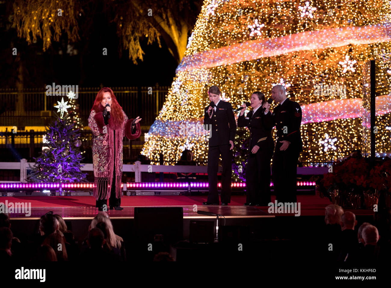 Washington, États-Unis d'Amérique. 30 novembre 2017. La chanteuse de musique country Wynonna Judd joue avec l'U.S. Navy Band lors de la cérémonie nationale d'éclairage de l'arbre de Noël sur l'Ellipse le 30 novembre 2017 à Washington DC. Crédit : Planetpix/Alamy Live News Banque D'Images