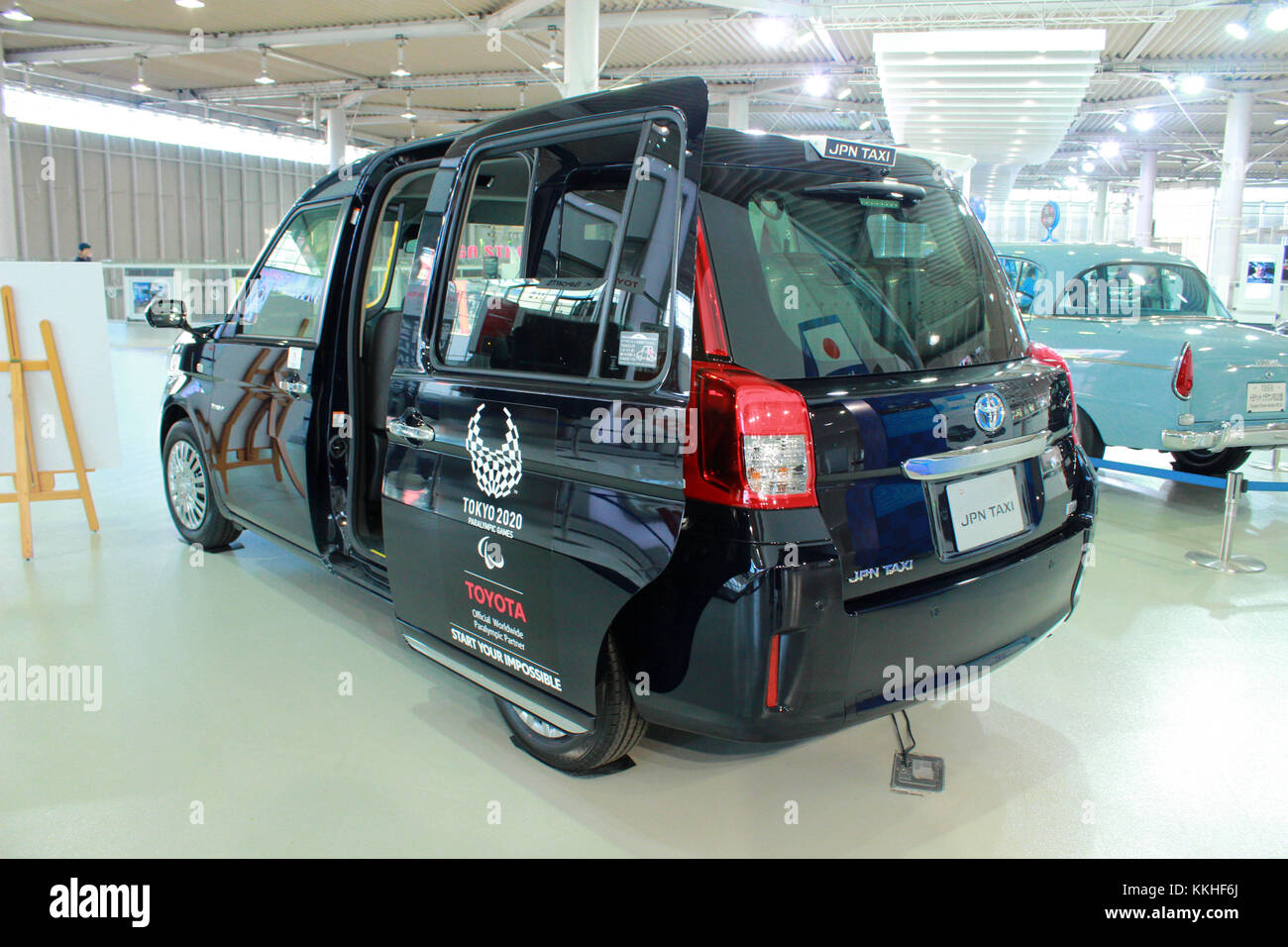 Tokyo, Tokyo, Chine. 30 novembre 2017. Tokyo, JAPON- novembre 2017 : (USAGE ÉDITORIAL UNIQUEMENT. CHINE SORTIE). Un TOYOTA JPN Taxi exposé au Toyota automobile Museum à Tokyo, au Japon. La Fédération japonaise des associations de location de taxis a déclaré que TOYOTA JPN taxis remplacera un tiers des vieux taxis par les Jeux Olympiques de Tokyo 2020, offrant un meilleur service aux touristes étrangers. Crédit : Sipa Asia/ZUMA Wire/Alamy Live News Banque D'Images